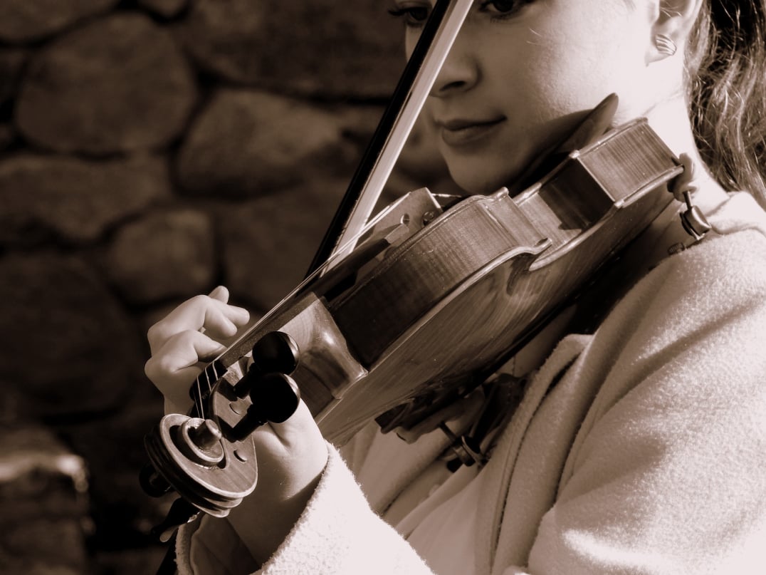 A child paying the violin